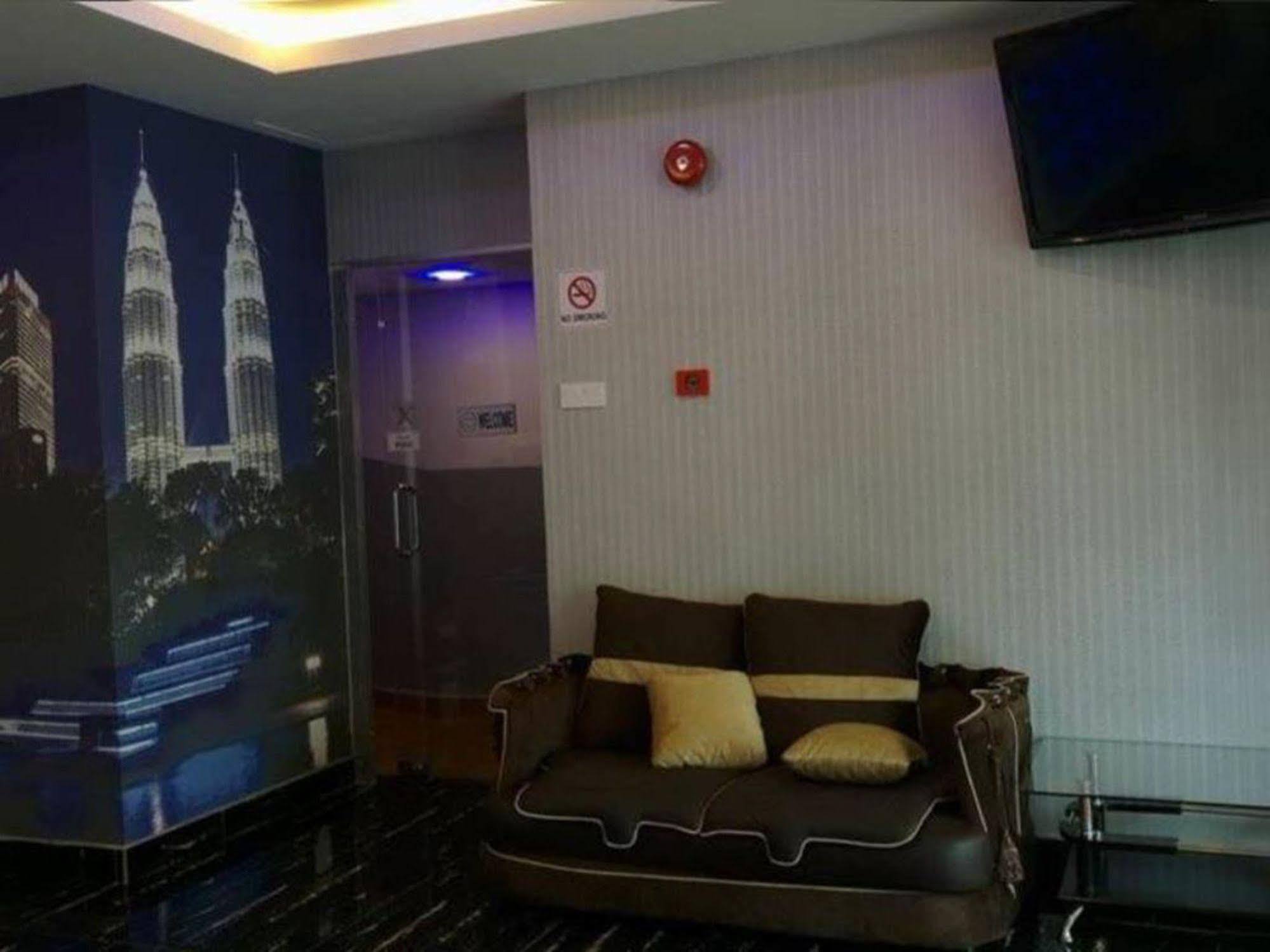 Oyo 176 Hotel Q Inn Петалинг Джая Екстериор снимка