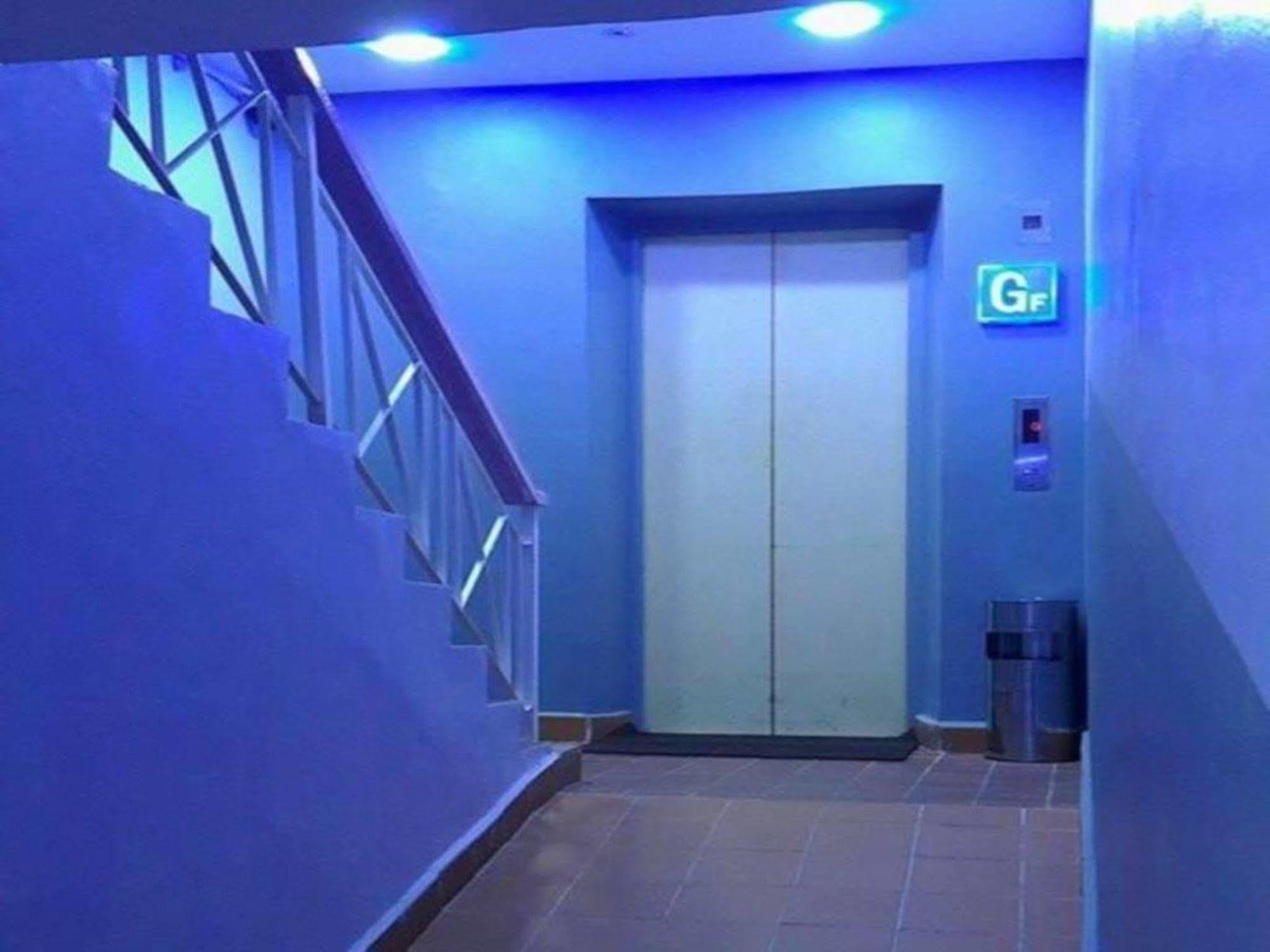 Oyo 176 Hotel Q Inn Петалинг Джая Екстериор снимка