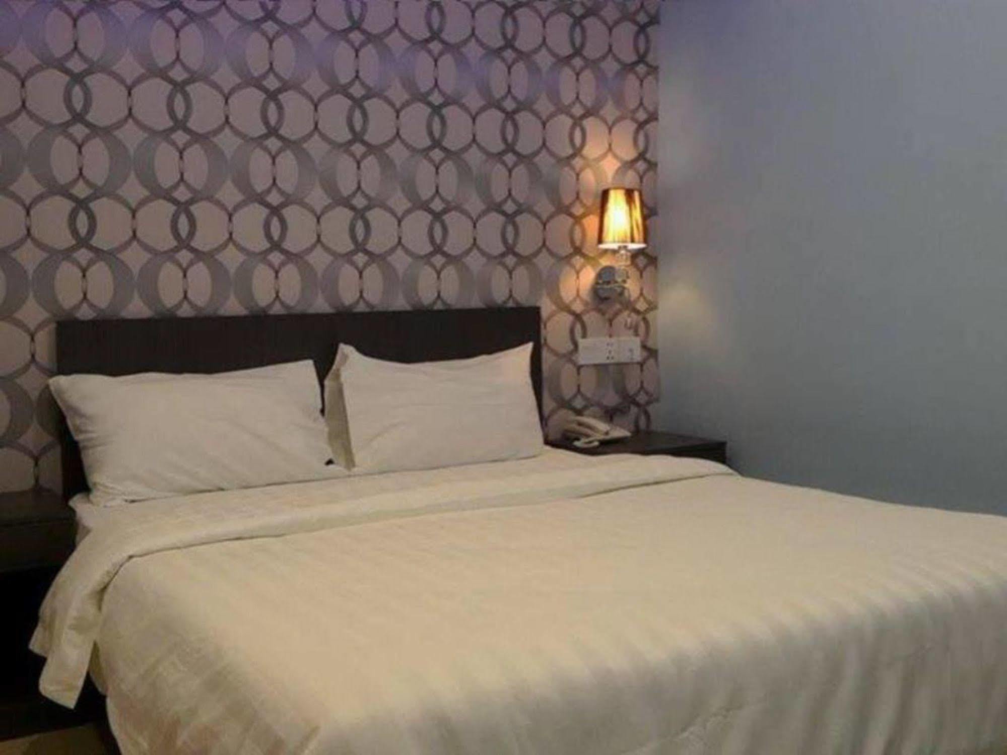 Oyo 176 Hotel Q Inn Петалинг Джая Екстериор снимка