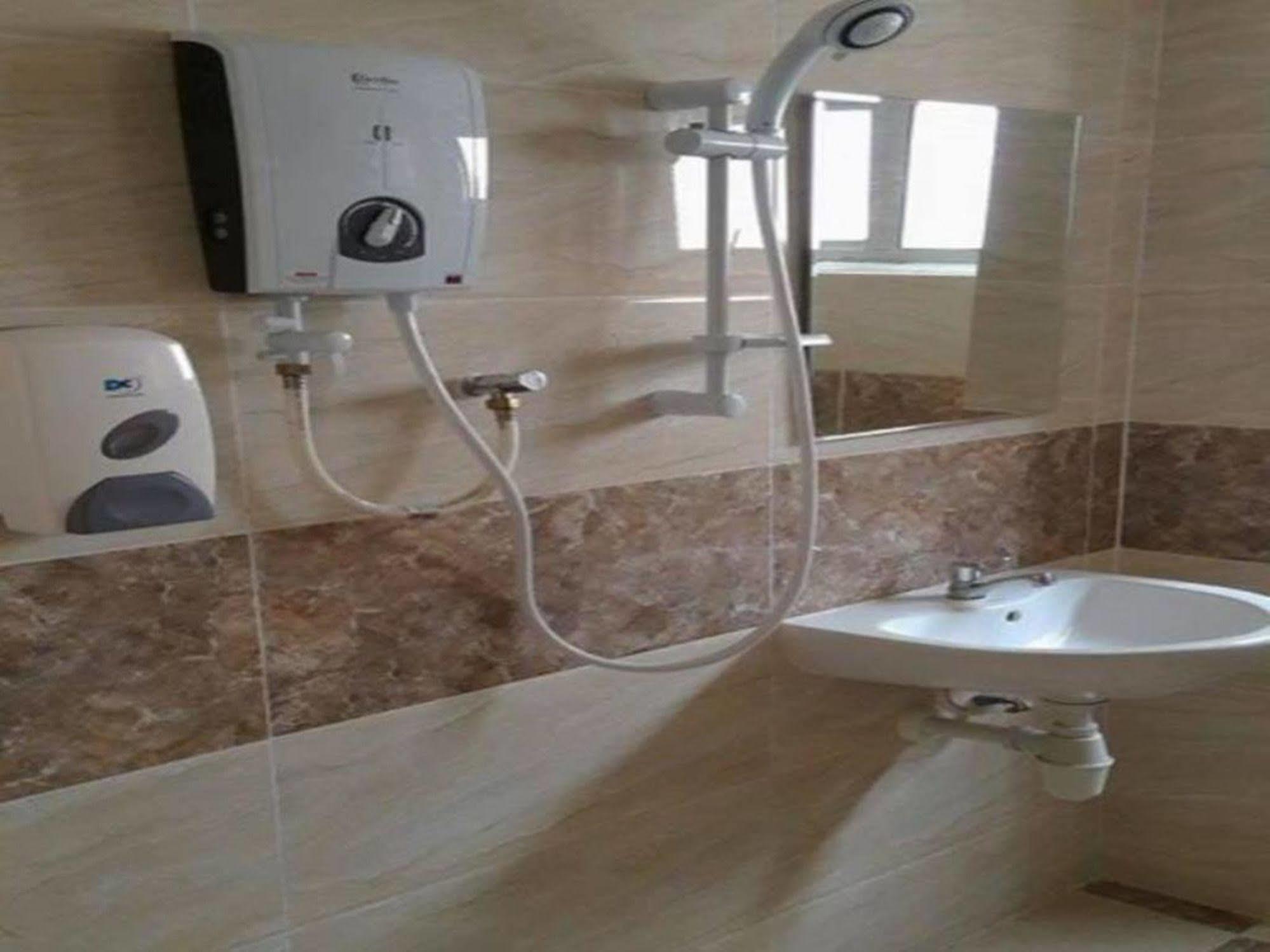 Oyo 176 Hotel Q Inn Петалинг Джая Екстериор снимка