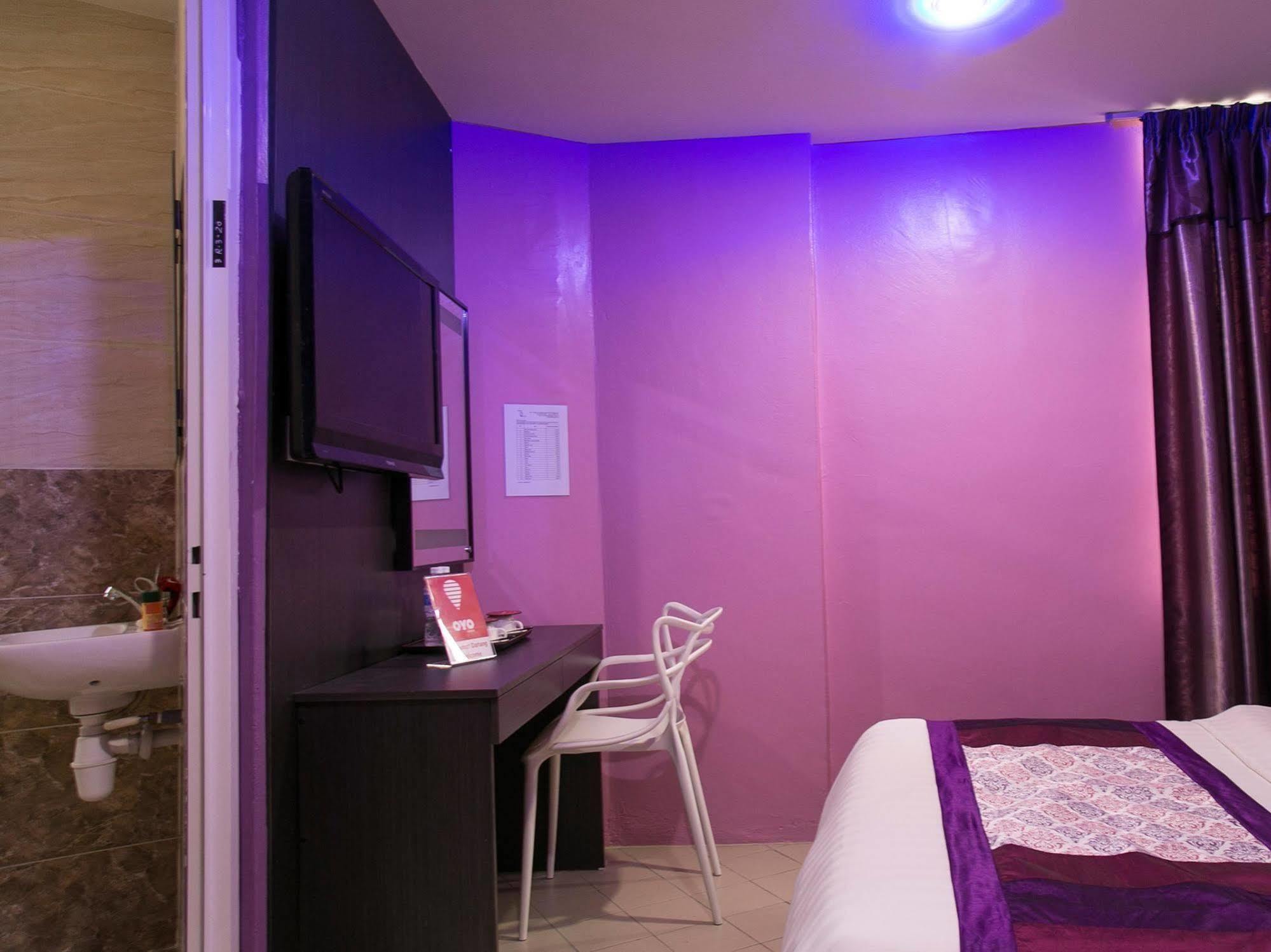 Oyo 176 Hotel Q Inn Петалинг Джая Екстериор снимка