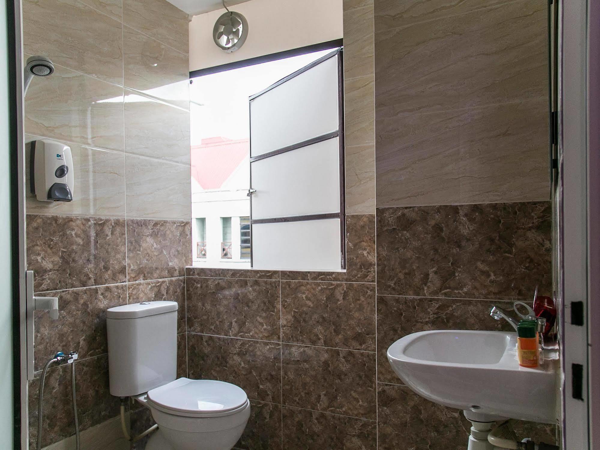 Oyo 176 Hotel Q Inn Петалинг Джая Екстериор снимка