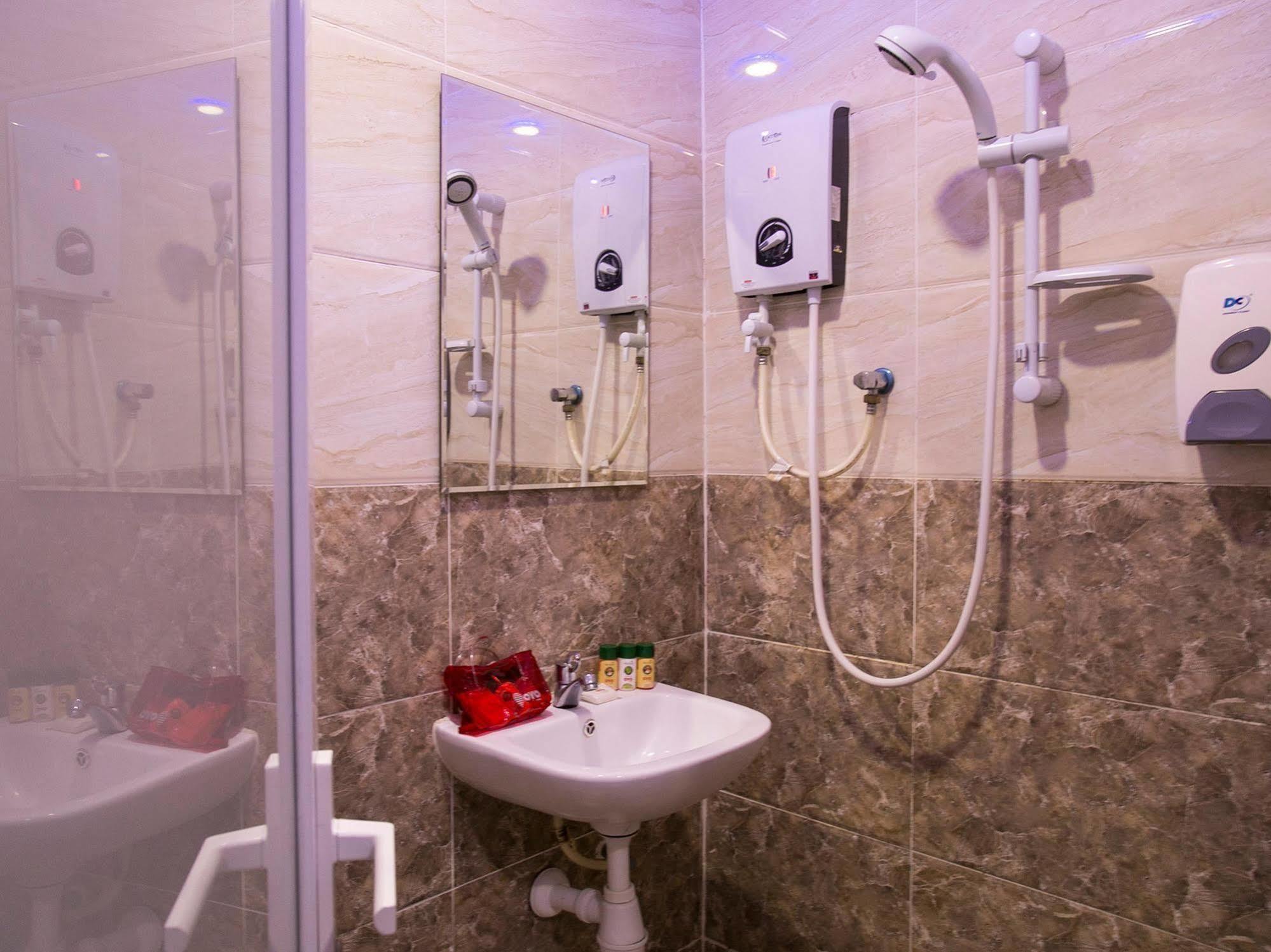 Oyo 176 Hotel Q Inn Петалинг Джая Екстериор снимка