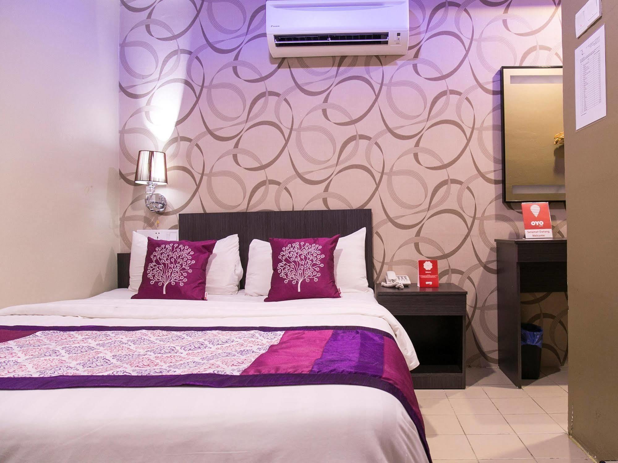 Oyo 176 Hotel Q Inn Петалинг Джая Екстериор снимка
