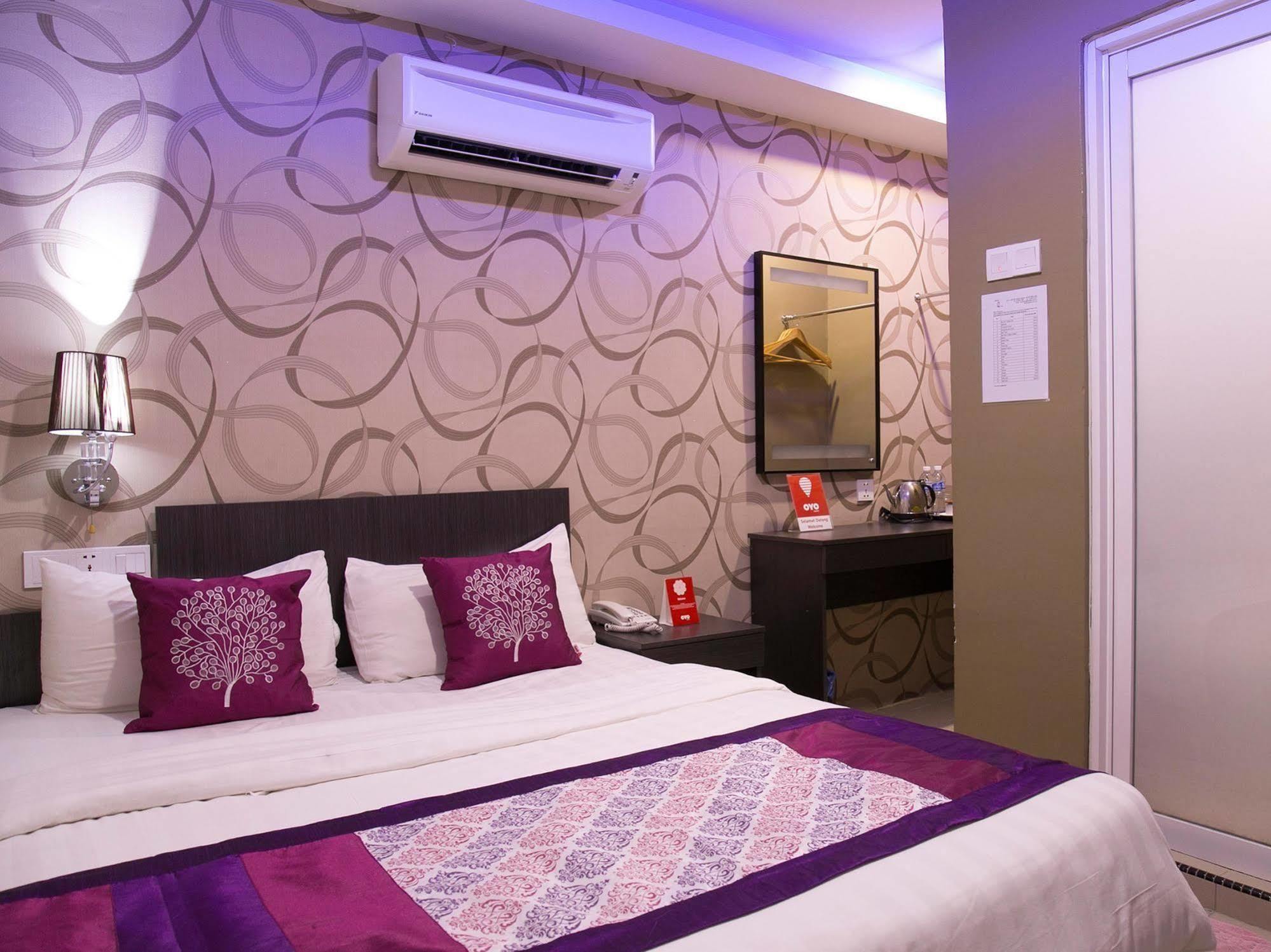 Oyo 176 Hotel Q Inn Петалинг Джая Екстериор снимка