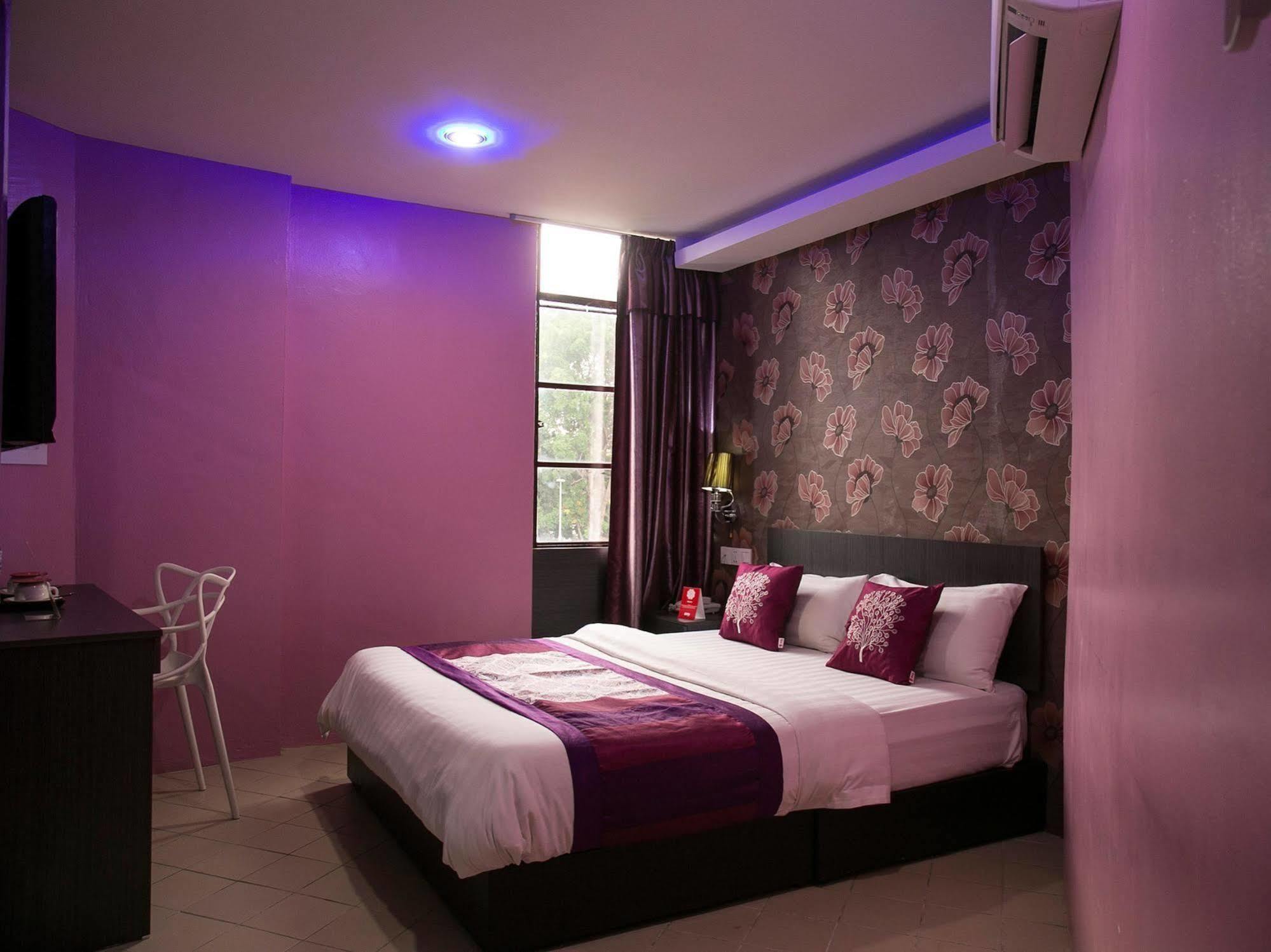 Oyo 176 Hotel Q Inn Петалинг Джая Екстериор снимка