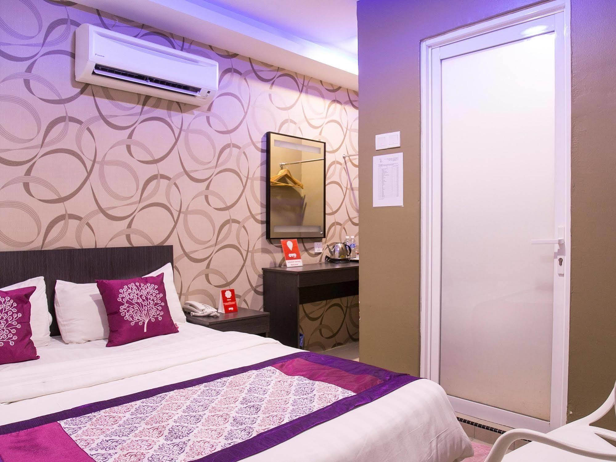 Oyo 176 Hotel Q Inn Петалинг Джая Екстериор снимка