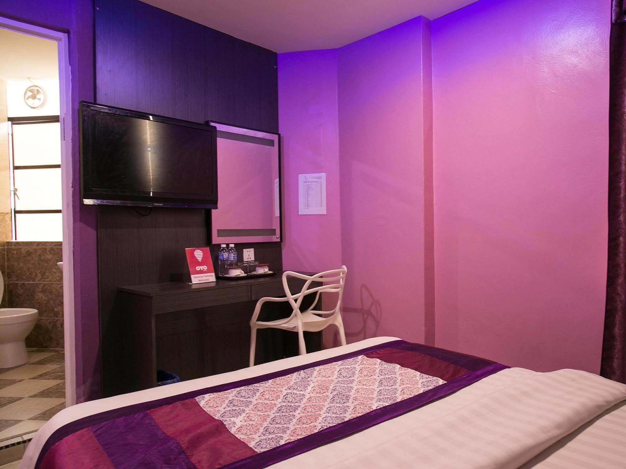Oyo 176 Hotel Q Inn Петалинг Джая Екстериор снимка