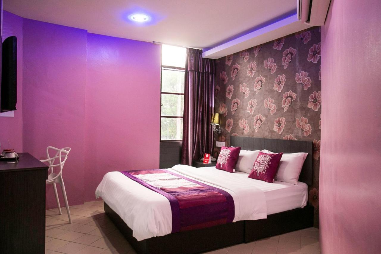 Oyo 176 Hotel Q Inn Петалинг Джая Екстериор снимка