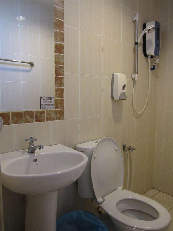 Oyo 176 Hotel Q Inn Петалинг Джая Екстериор снимка