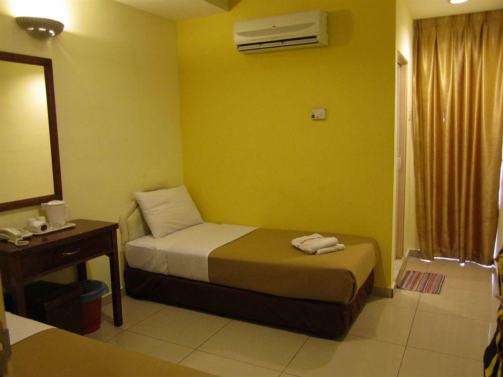 Oyo 176 Hotel Q Inn Петалинг Джая Екстериор снимка
